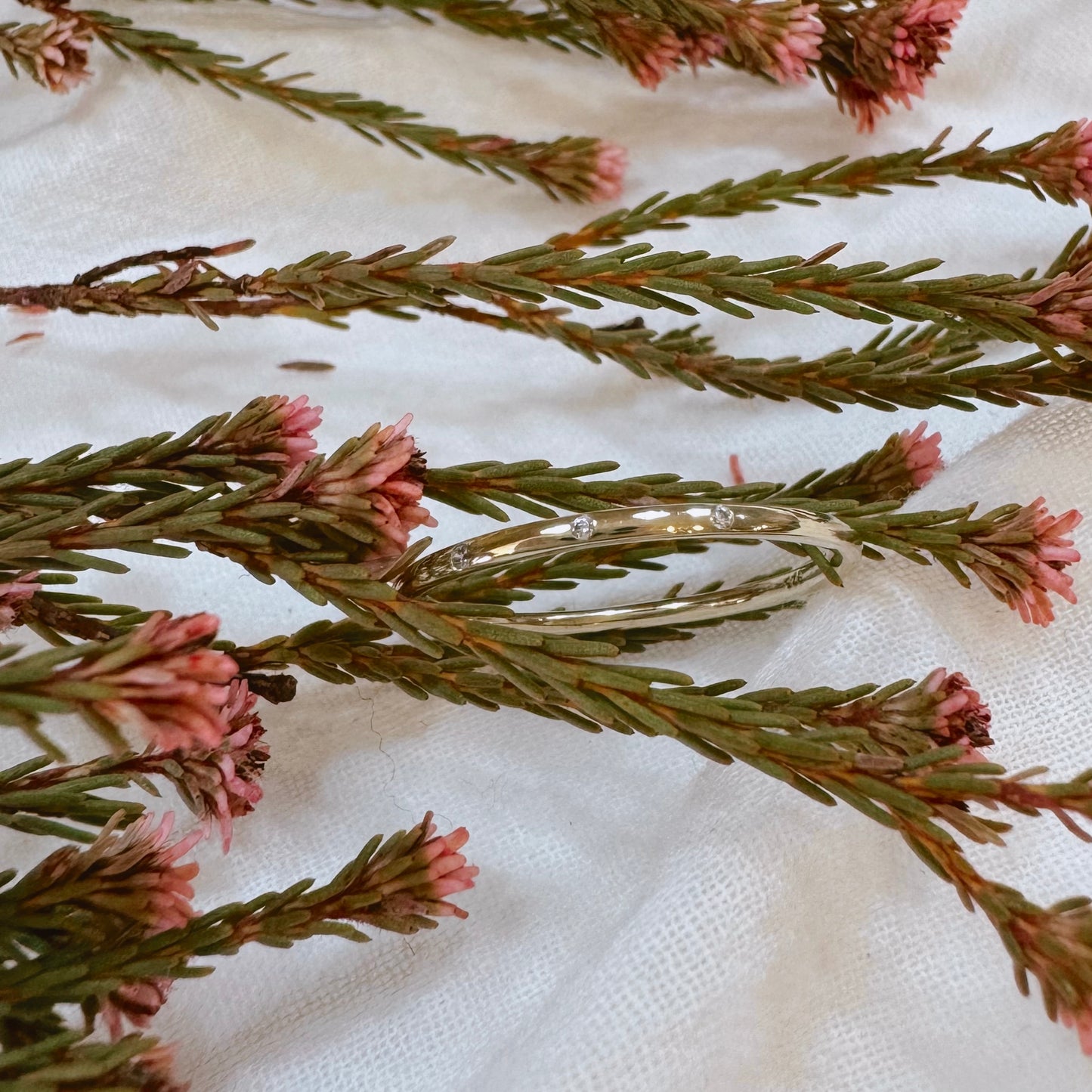 Gold band 3 crystal ring