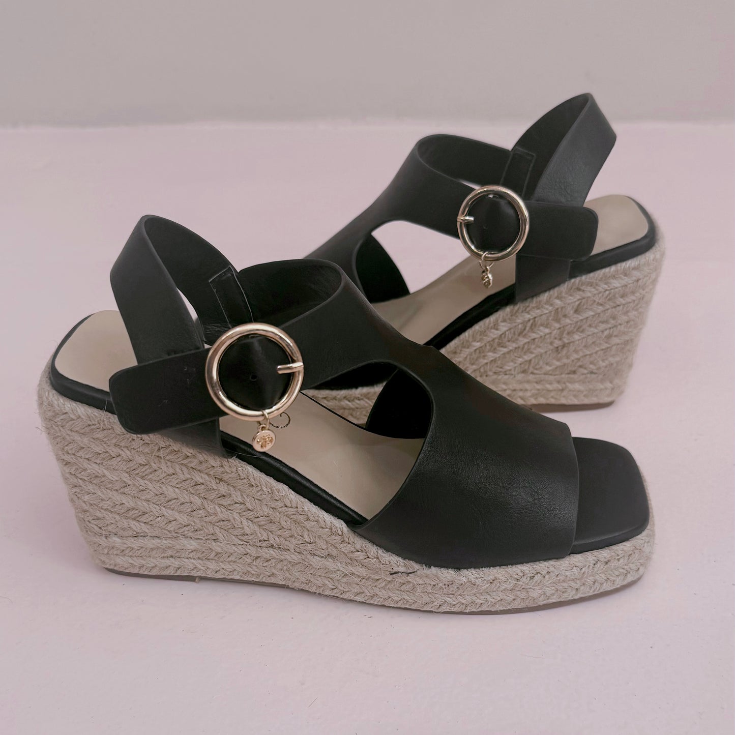 Hay 2 Black Wedge